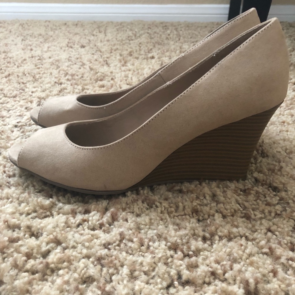 Tan DexFlex Comfort Tan wedge heels